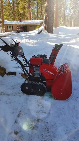 overview of HSS724AAT / HSS724AATD Two-stage 24" snowblower